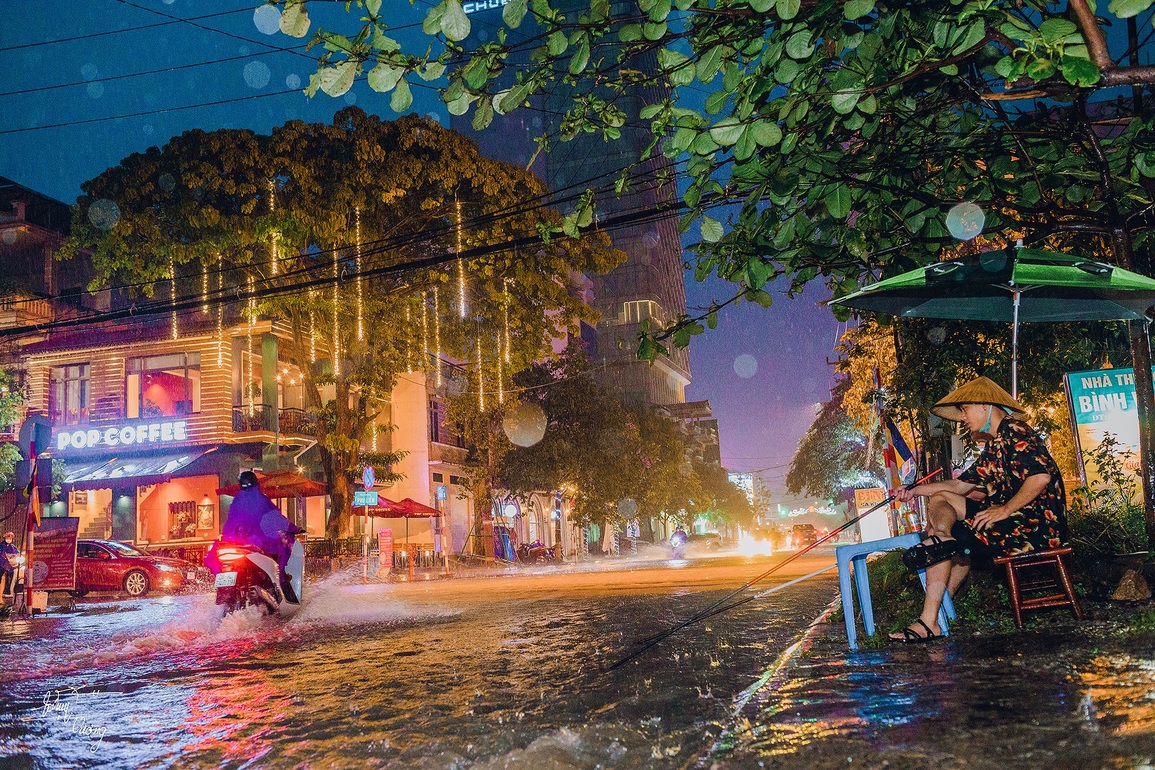 Khoảnh khắc người dân vác cần câu, 