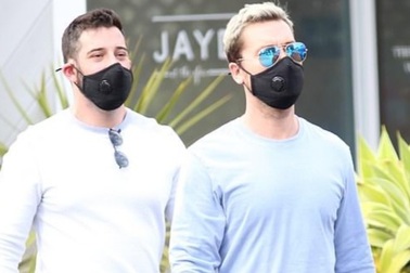 Thành viên nhóm N'SYNC cùng chồng đeo khẩu trang đi siêu thị