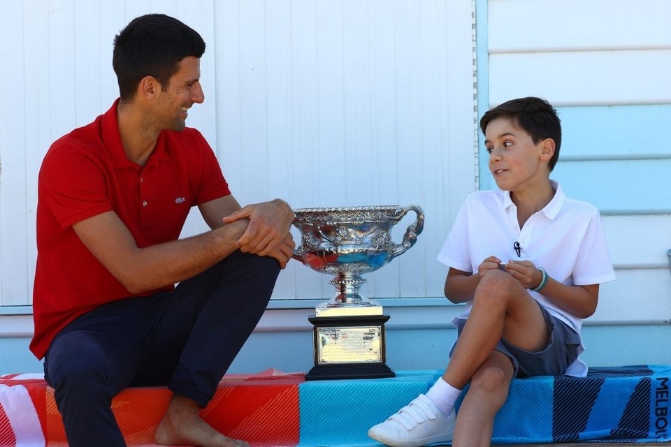 Djokovic khoe cúp Norman Brookes trên bãi biển Melbourne - 13 Djokovic khoe cúp Norman Brookes trên bãi biển Melbourne - 13