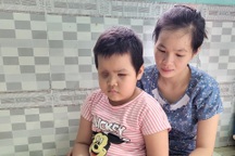 Người mẹ nghèo cầu xin cứu con gái 6 tuổi mù lòa