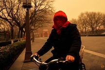 Bão cát tồi tệ nhất 10 năm quần thảo Trung Quốc, bầu trời Bắc Kinh mù mịt