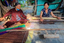 Khung dệt cuối cùng còn lách cách ở làng nghề chiếu cói Cẩm Nê
