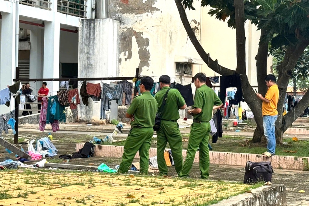 Người đàn ông tử vong sau khi rơi từ tầng 4 bệnh viện ở Lâm Đồng - 1 Người đàn ông tử vong sau khi rơi từ tầng 4 bệnh viện ở Lâm Đồng - 1