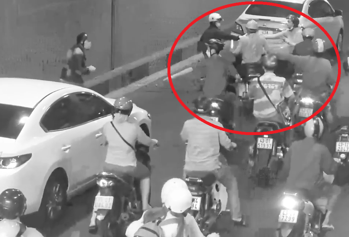 Người đi đường nhặt tiền bị rơi và trao lại cho mẹ anh Dương (Ảnh cắt từ clip). Người đi đường nhặt tiền bị rơi và trao lại cho mẹ anh Dương (Ảnh cắt từ clip).