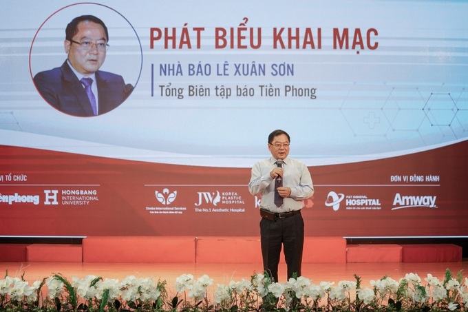 Nhà báo Lê Xuân Sơn, Tổng biên tập Báo Tiền Phong – Trưởng ban tổ chức phát biểu khai mạc hội thảo