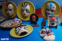 Người mê vẽ mặt nạ hát bội Bình Định