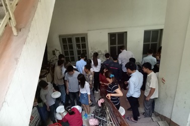 Hà Nội: Hàng quán “dạt” hành lang chung cư sau “cơn lốc” quét vỉa hè