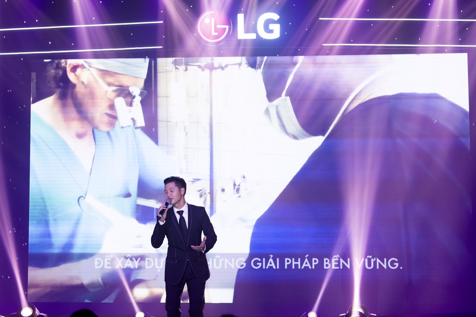 Danh tính người đấu giá thành công TV OLED 8K, cùng LG ủng hộ Operation Smile - 4 Danh tính người đấu giá thành công TV OLED 8K, cùng LG ủng hộ Operation Smile - 4