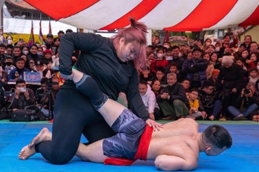 Tiết lộ thú vị về nữ đô vật hạ gục nhà vô địch SEA Games tại hội làng