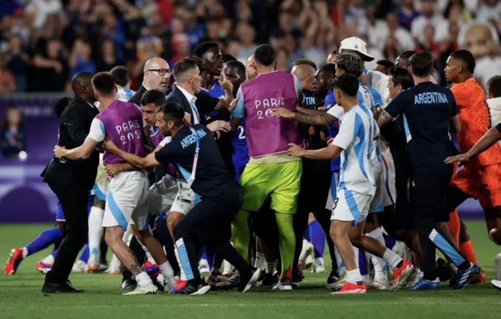Cầu thủ Pháp và Argentina lao vào đấm đá, tạo nên cảnh tượng hỗn loạn - 2 Cầu thủ Pháp và Argentina lao vào đấm đá, tạo nên cảnh tượng hỗn loạn - 2