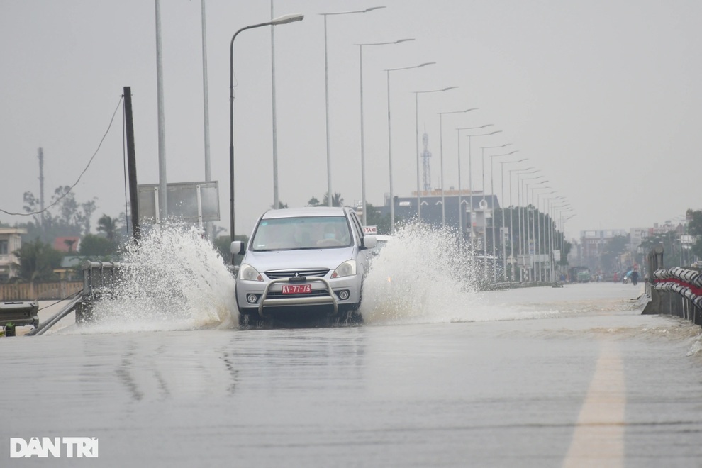 Điểm danh các tuyến đường sạt lở, ngập lụt tại miền Trung - 1 Điểm danh các tuyến đường sạt lở, ngập lụt tại miền Trung - 1