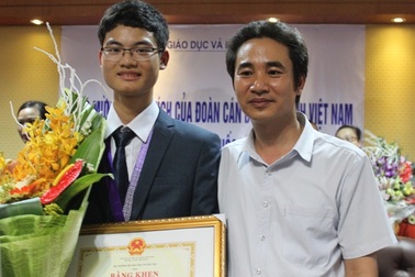 Con trai người thợ khóa giành 2 huy chương vàng toán quốc tế
