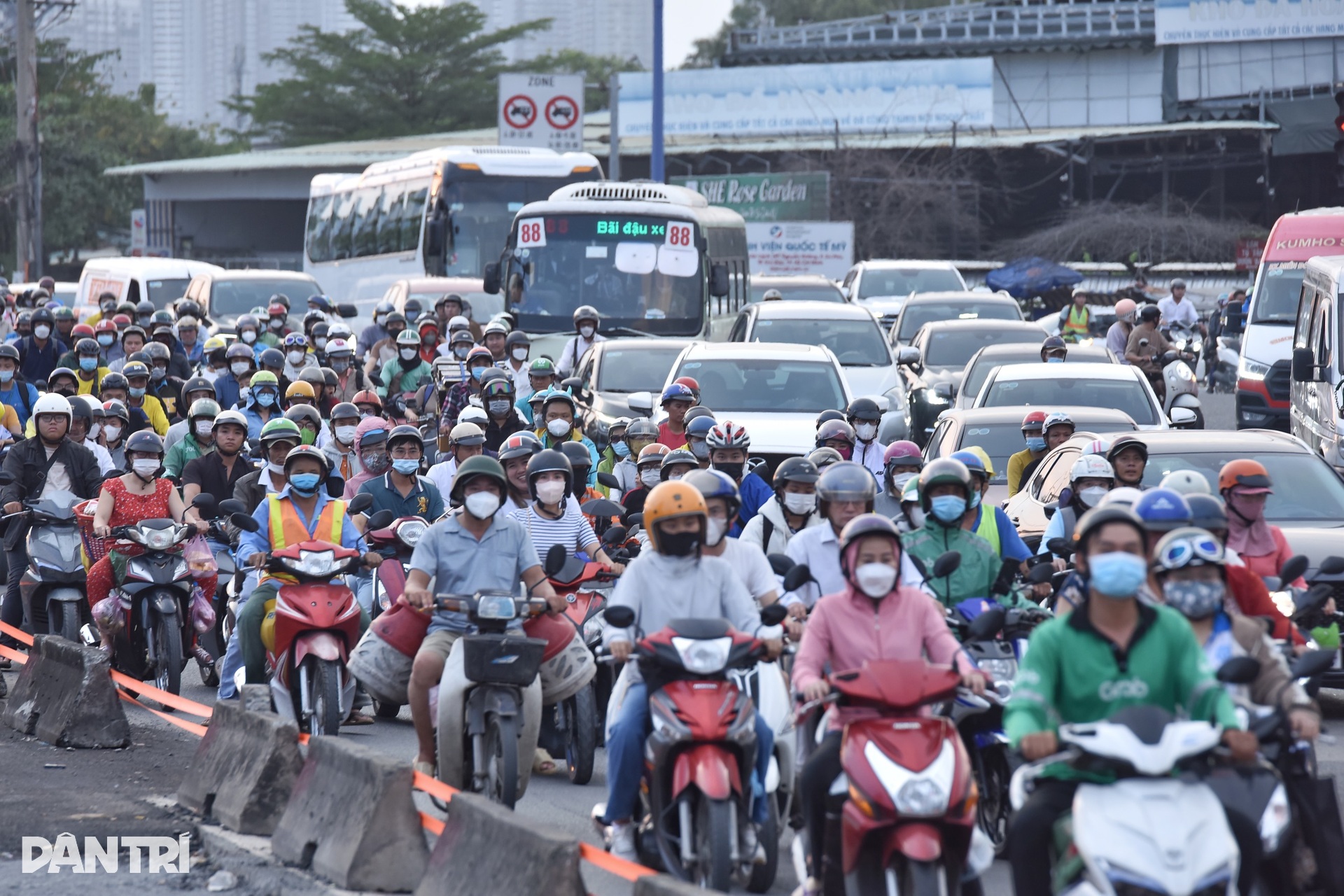 Nhiều tuyến đường ở TPHCM kẹt cứng do người dân nghỉ Tết Tây sớm - 4 Nhiều tuyến đường ở TPHCM kẹt cứng do người dân nghỉ Tết Tây sớm - 4