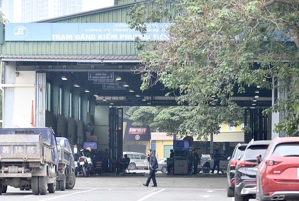 Phong tỏa trung tâm đăng kiểm: Công an ập vào yêu cầu nhiều chủ xe rời đi - 1 Phong tỏa trung tâm đăng kiểm: Công an ập vào yêu cầu nhiều chủ xe rời đi - 1