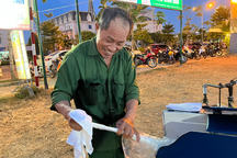 Cựu chiến binh một chân, 35 năm đạp xe bán "món quà tuổi thơ"