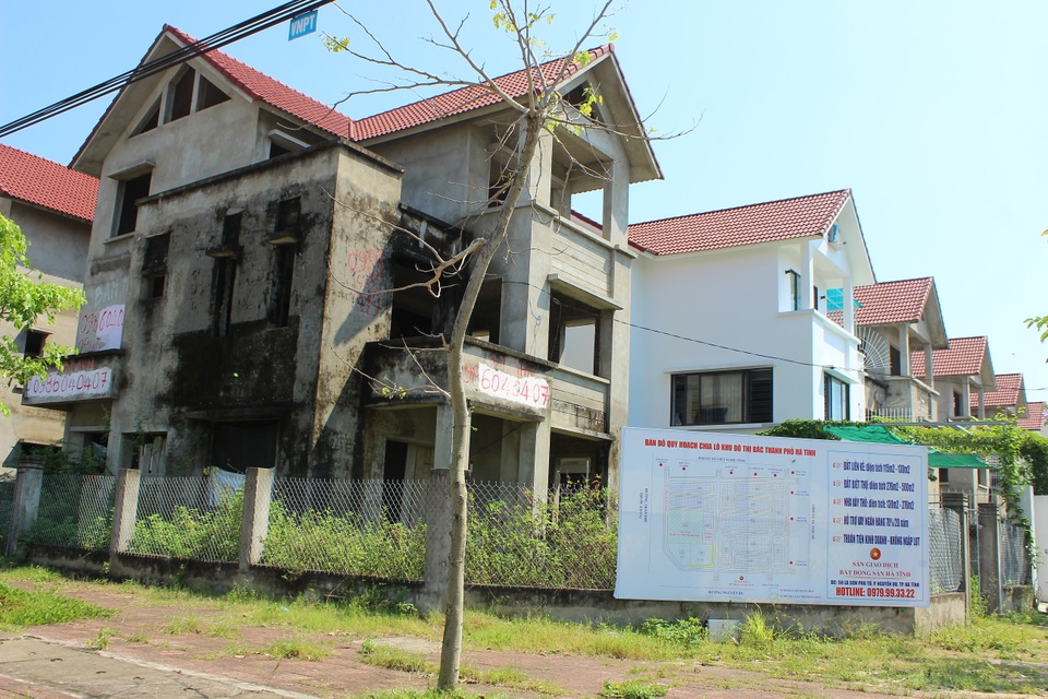 Hà Tĩnh: Hàng chục căn biệt thự hạng sang bỏ hoang giữa lòng thành phố - 1 Hà Tĩnh: Hàng chục căn biệt thự hạng sang bỏ hoang giữa lòng thành phố - 1
