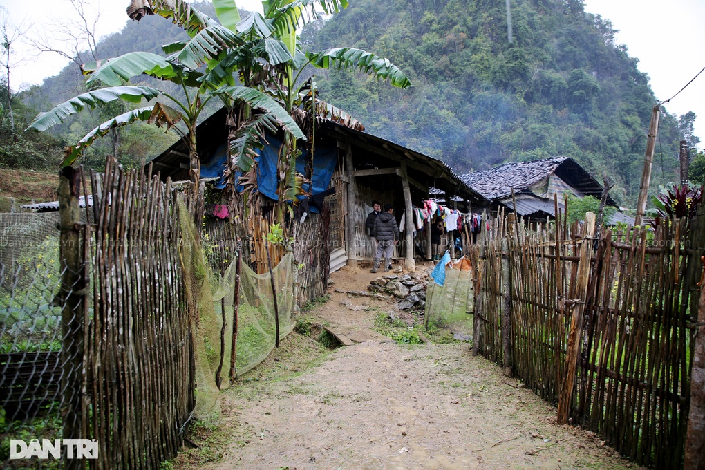 Ông gãy chân, bà bệnh tật, nén đau, nhường chi phí để cháu chữa bệnh - 3 Ông gãy chân, bà bệnh tật, nén đau, nhường chi phí để cháu chữa bệnh - 3