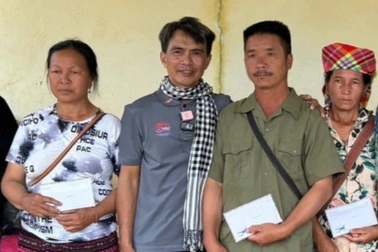 Người "xin 500 triệu đi chơi" đã trao 1,3 tỷ đồng cho bà con vùng lũ