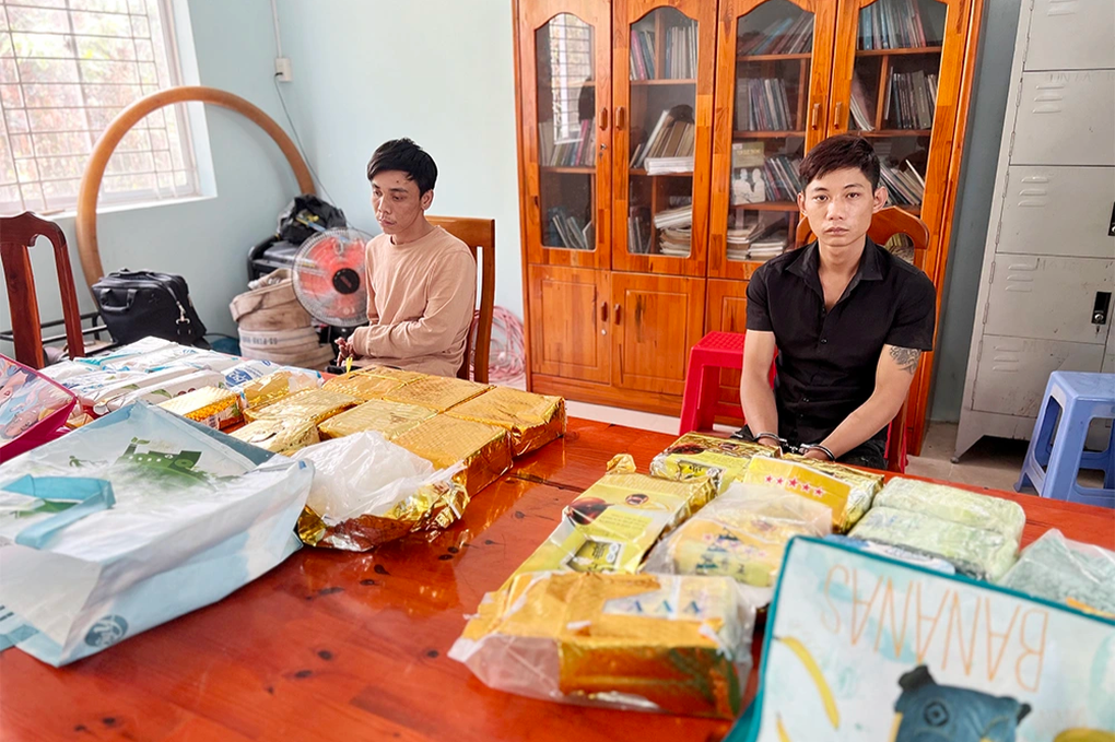 Gặp công an, nhiều người trên ô tô ném ma túy, chạy tán loạn trong đêm - 1 Gặp công an, nhiều người trên ô tô ném ma túy, chạy tán loạn trong đêm - 1