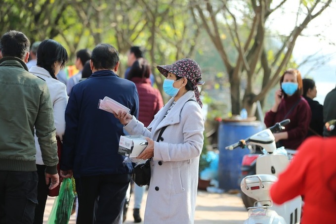 Tìm đến nơi đông đúc nghìn người, đứng vỉa hè bán dạo khẩu trang trong đợt dịch Corona - Ảnh 7. Tìm đến nơi đông đúc nghìn người, đứng vỉa hè bán dạo khẩu trang trong đợt dịch Corona - Ảnh 7.