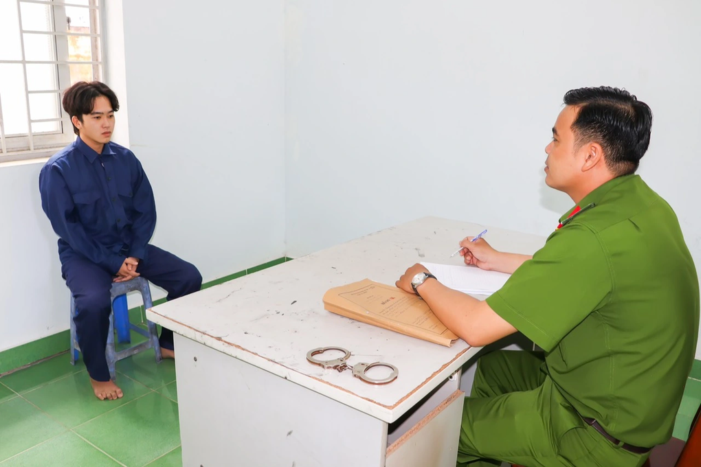 Nam thanh niên bị bắt vì yêu bạn gái 15 tuổi - 1 Nam thanh niên bị bắt vì yêu bạn gái 15 tuổi - 1