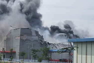 Đang cháy cực lớn trong khu công nghiệp Hiệp Phước