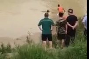 Xác chết trôi bất ngờ “sống dậy” khiến nhiều người hoảng hốt