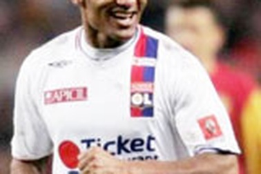 “Nuốt chửng” Lens, Lyon tiếp tục chiếm ngôi đầu