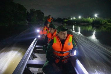 Giữa mênh mông nước lũ, người lính biên phòng vẫn sáng đèn tuần tra