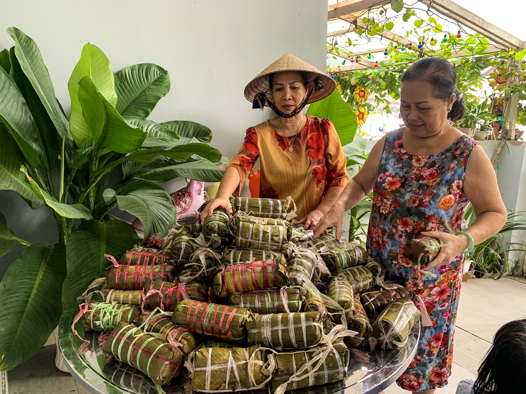 Trắng đêm gói bánh gửi đồng bào miền Trung ruột thịt - 15 Trắng đêm gói bánh gửi đồng bào miền Trung ruột thịt - 15