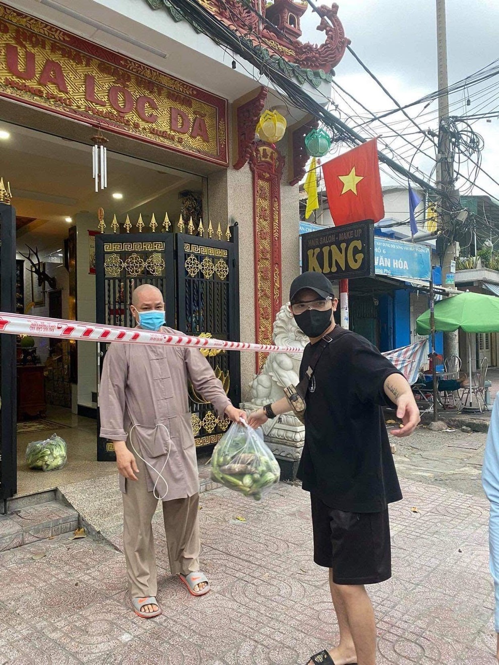 Yan My và nhóm nghệ sĩ mua thực phẩm tặng người dân TPHCM - 3 Yan My và nhóm nghệ sĩ mua thực phẩm tặng người dân TPHCM - 3