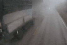 Xe Santa Fe húc đầu ô tô ngược chiều trong một tình huống gây tranh cãi