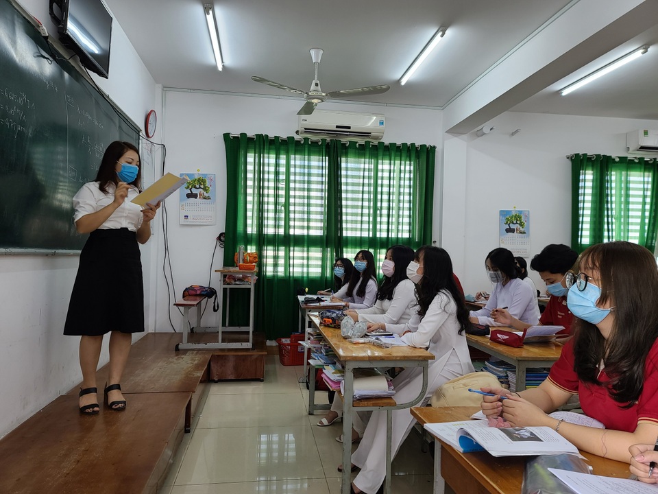 Chùm ảnh: Học sinh Sài Gòn háo hức trở lại trường sau gần 1 tháng nghỉ Tết - 12 Chùm ảnh: Học sinh Sài Gòn háo hức trở lại trường sau gần 1 tháng nghỉ Tết - 12