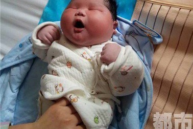 Bé sơ sinh nặng 6,7 kg ra đời ở Trung Quốc