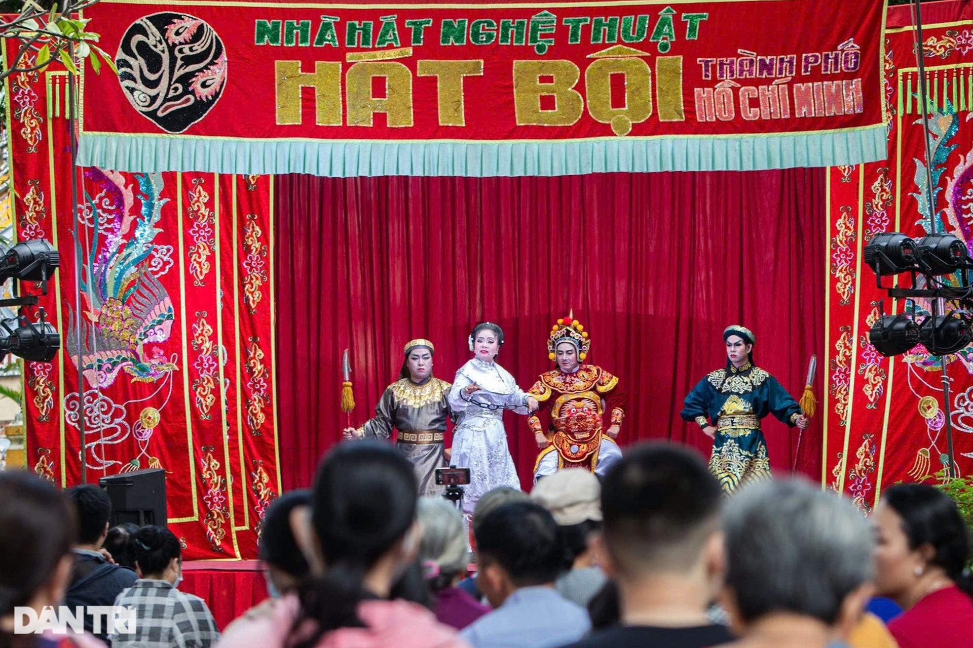 Về lăng Ông Bà Chiểu xem hát bội - 1 Về lăng Ông Bà Chiểu xem hát bội - 1