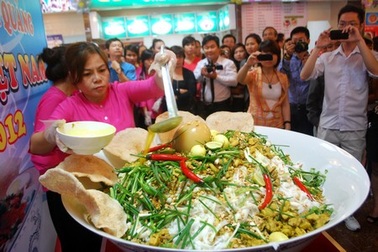 Tô mì Quảng “khủng” kỷ lục Việt Nam