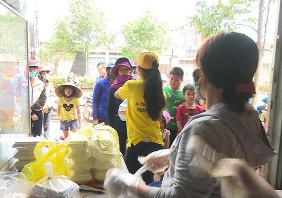 Hàng trăm suất cơm miễn phí giúp người dân khó khăn mùa dịch Covid-19 - 3 Hàng trăm suất cơm miễn phí giúp người dân khó khăn mùa dịch Covid-19 - 3