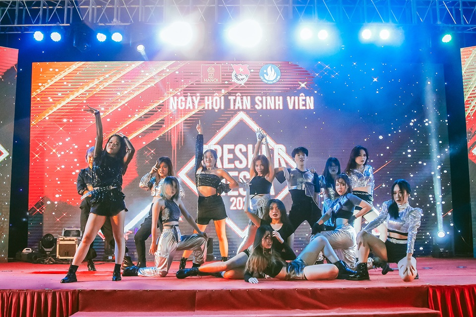 Sinh viên ĐH Hà Nội đội mưa, cháy hết mình trong đêm nhạc chào tân binh - 10 Sinh viên ĐH Hà Nội đội mưa, cháy hết mình trong đêm nhạc chào tân binh - 10