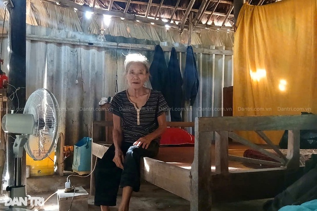 Cảnh đường cùng của vợ chồng già không con, bệnh tật trong mái tranh ọp ẹp - 5 Cảnh đường cùng của vợ chồng già không con, bệnh tật trong mái tranh ọp ẹp - 5