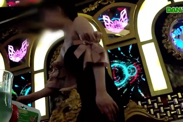 Dàn tiếp viên nóng bỏng cùng khách tưng bừng trong quán karaoke đóng cửa