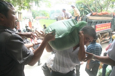 Bia Huế cùng Dân trí cứu trợ khẩn cấp đồng bào gặp thiên tai ở Nghệ An