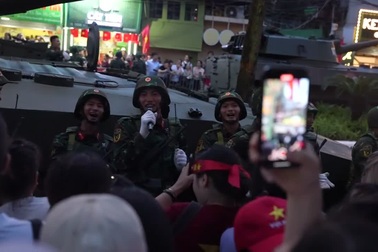 Chiến sĩ pháo binh hát giao lưu cùng người dân