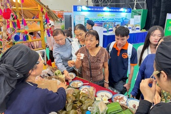 Xếp hàng trải nghiệm ẩm thực ở gian hàng Làng du lịch tốt nhất thế giới