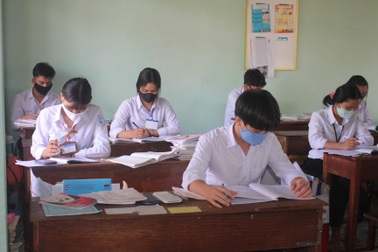 Gia Lai: Hàng ngàn học sinh khối 9, 12 đến lớp học, ngồi cách nhau 1,5m