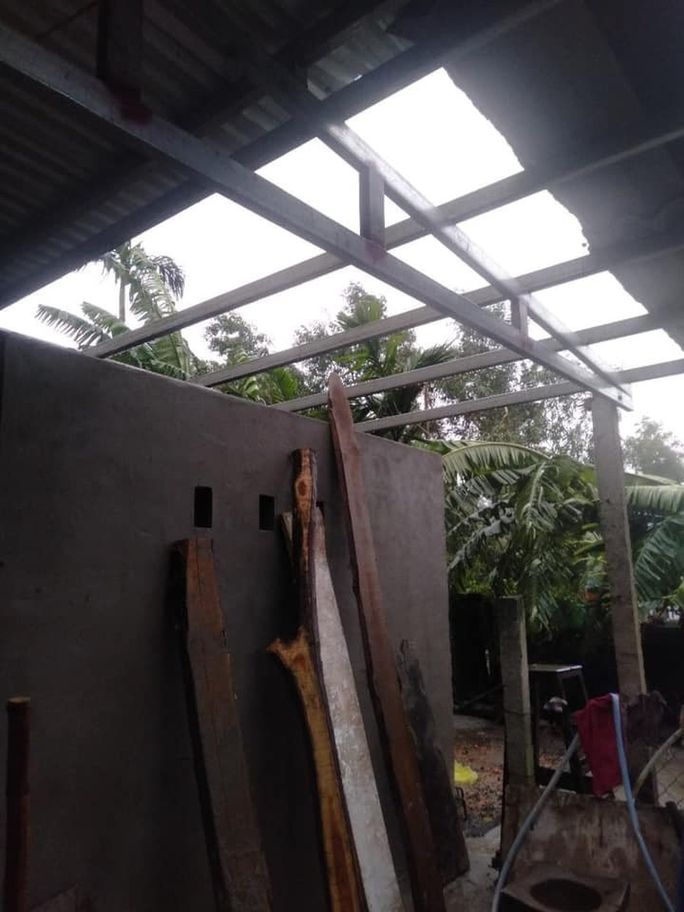Lốc xoáy khiến hàng chục ngôi nhà ở Đà Nẵng bị hư hỏng - 2 Lốc xoáy khiến hàng chục ngôi nhà ở Đà Nẵng bị hư hỏng - 2