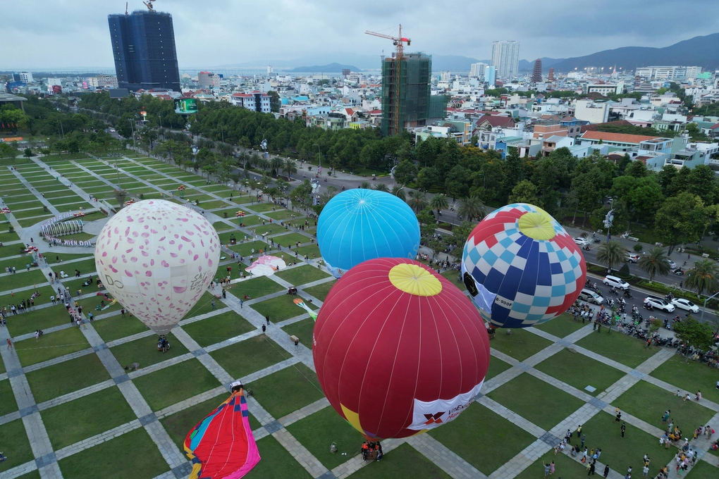 Hàng nghìn du khách đổ về phố biển Quy Nhơn xem khinh khí cầu - 1 Hàng nghìn du khách đổ về phố biển Quy Nhơn xem khinh khí cầu - 1
