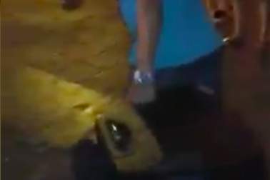 Cán bộ phường tịch thu nhạc cụ của nhóm nhạc đường phố