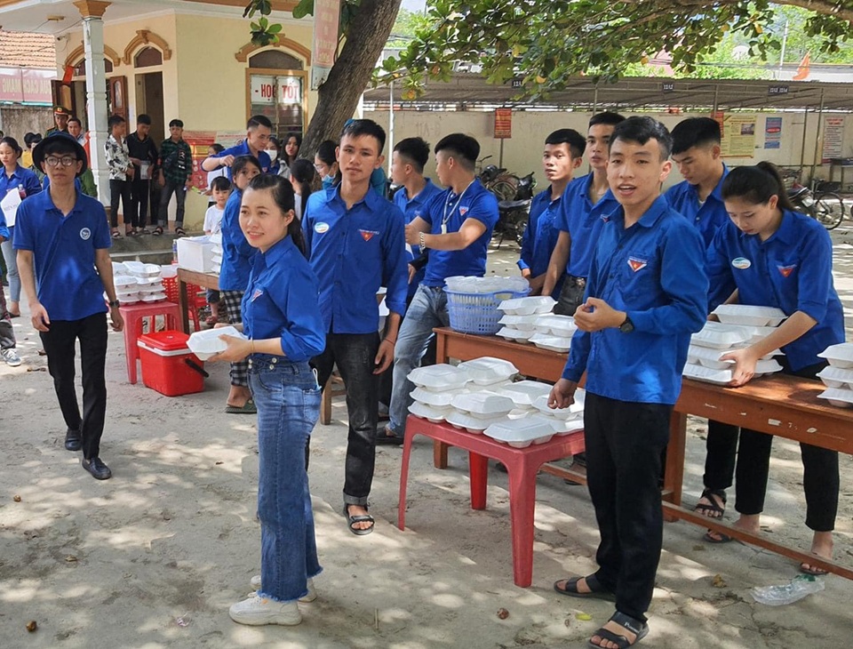 Nghệ An: Những suất cơm ấm lòng sỹ tử vùng cao - 4 Nghệ An: Những suất cơm ấm lòng sỹ tử vùng cao - 4