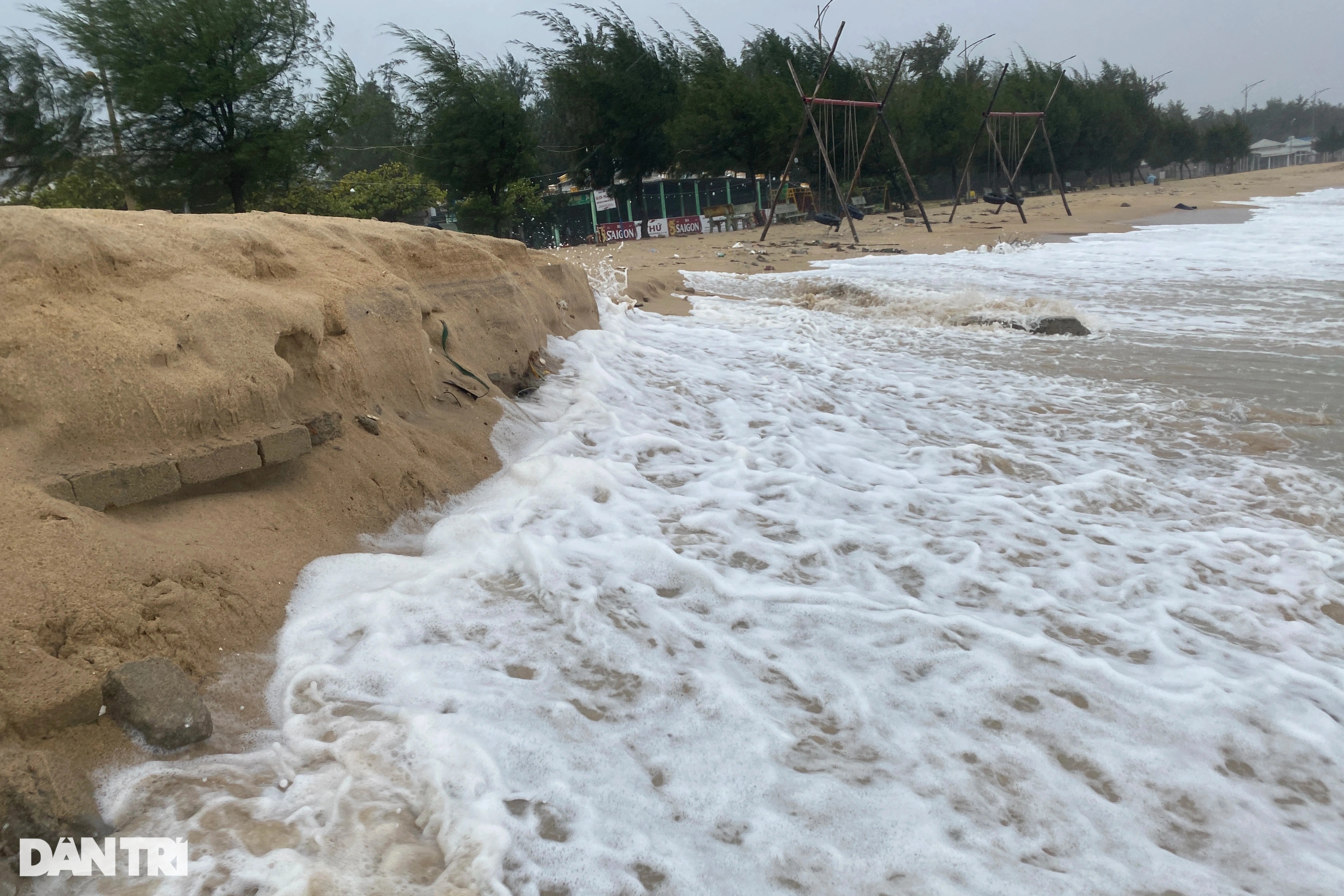 View - Nước biển xâm thực ở Thừa Thiên Huế, người dân mong bão "nhẹ tay" | Báo Dân trí