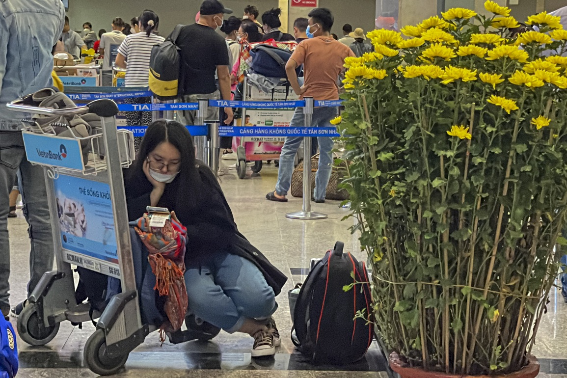 Sân bay Tân Sơn Nhất đông nghịt khách chiều 25 Tết - 2 Sân bay Tân Sơn Nhất đông nghịt khách chiều 25 Tết - 2